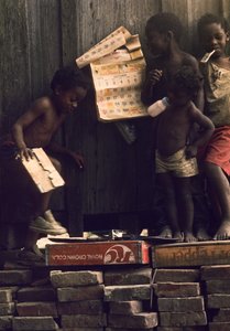 Bambini di una famiglia indigente a Beulah, MS, una città del Delta del Mississippi cresciuta come un