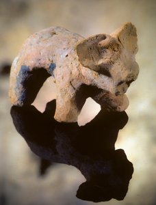 Scultura in argilla neolitica di un mammifero simile a un elefante da Catal Huyuk da Nathan Benn