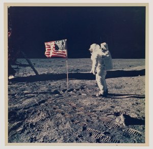 Buzz Aldrin e la bandiera degli Stati Uniti sulla Luna da Neil Armstrong