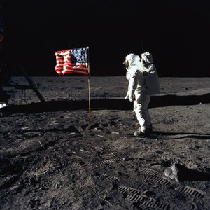 Buzz Aldrin e la bandiera degli Stati Uniti sulla Luna da Neil Armstrong