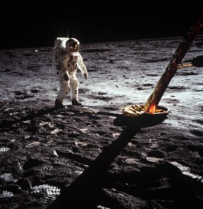 Buzz Aldrin accanto alla gamba del modulo lunare, missione Apollo II, luglio 1969
