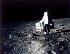 Buzz Aldrin esegue un esperimento sulla superficie lunare, missione Apollo II, luglio 1969