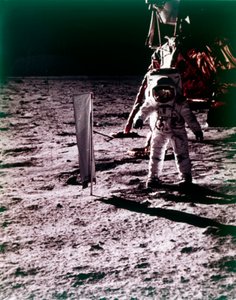 Buzz Aldrin dispiega il collettore di vento solare sulla superficie della Luna, missione Apollo 11, luglio 1969 da Neil Armstrong