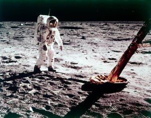 Buzz Aldrin vicino alla gamba del modulo lunare sulla Luna, missione Apollo 11, luglio 1969 da Neil Armstrong