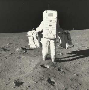 Buzz Aldrin sulla Luna con componenti del pacchetto di esperimenti scientifici Apollo, 1969