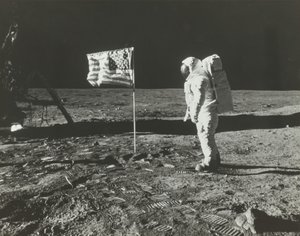 Buzz Aldrin sulla Luna con la bandiera americana, 1969 da Neil Armstrong