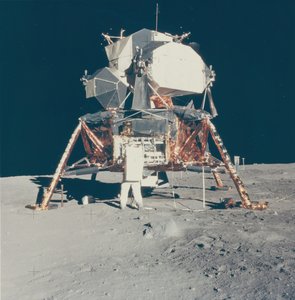 Buzz Aldrin con il modulo lunare Apollo 11 sulla Luna, 1969 da Neil Armstrong