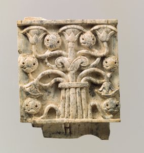 Placca di mobilio scolpita in rilievo con albero stilizzato, c. VIII-VII secolo a.C. da Neo Assyrian