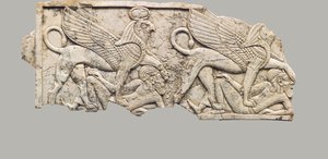 Placca di mobilio scolpita in rilievo con due sfingi dalla testa di falco che calpestano prigionieri, c. IX-VII secolo a.C.