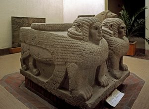 Arte neo-ittita: base di colonna in basalto decorata con sfinge da Neo Hittite