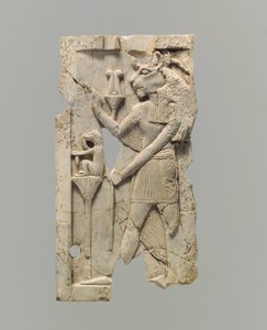 Placca di mobilio scolpita in rilievo con figura dalla testa di leone da Neo Assyrian
