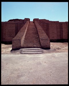Veduta della scalinata della ziggurat ricostruita, 2050 a.C.