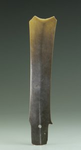 Scalpello biforcuto (zhang), cultura Qijia, c.2500-2000 a.C.