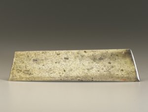 Scalpello biforcuto (zhang), cultura Qijia, c.2500-2000 a.C.