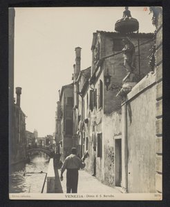 Banchina lungo la Chiesa di San Barnaba a Venezia