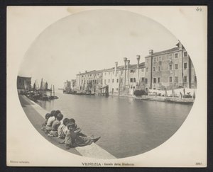Bambini sul molo lungo un canale a Venezia da Neue Photographische Gesellschaft