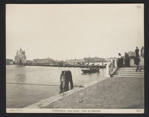 Ponte di barche sul Canal Grande a Venezia durante la Festa del Redentore da Neue Photographische Gesellschaft