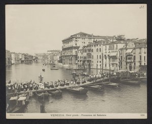 Processione su un ponte di barche sul Canal Grande a Venezia durante la Festa del Redentore da Neue Photographische Gesellschaft