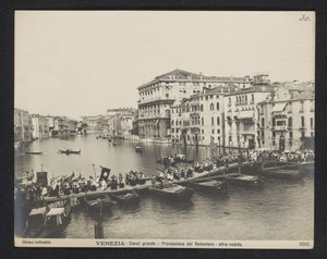 Processione su un ponte di barche sul Canal Grande a Venezia durante la Festa del Redentore da Neue Photographische Gesellschaft