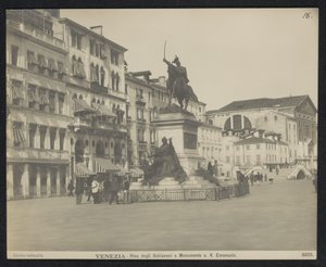 Riva degli Schiavoni a Venezia, con una statua equestre di Vittorio Emanuele II d