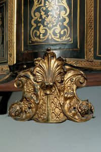 (dettaglio) di una comò Luigi XIV