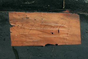 (dettaglio) di una comò di Luigi XIV