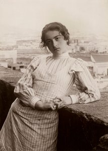 Giovane donna su una terrazza, Napoli