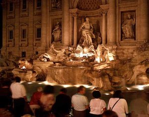 Vista della Fontana di Trevi di notte, costruita 1732-62 da Nicola Salvi
