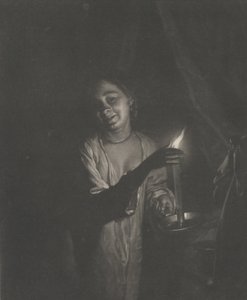 Giovane donna che tiene una candela in una camera da letto