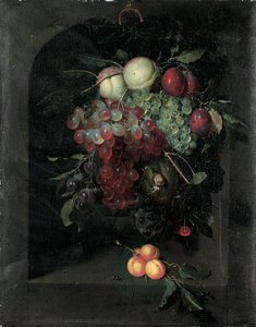 Festone di uva, pesche, prugne e ciliegie con una lumaca in una nicchia di pietra con un mazzo di albicocche e un