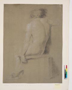 Modello seduto su piedistallo alto con cuscino. Visto da dietro. Braccio destro tagliato. Braccio sinistro pendente. Gambe incrociate da Nicolai Abildgaard