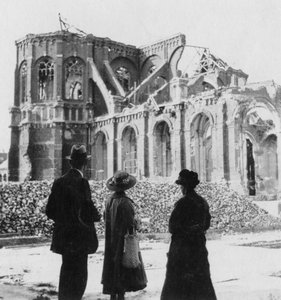 Danni alla Chiesa di Notre Dame, Armentières, Francia, Prima Guerra Mondiale, c1914-c1918