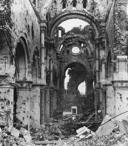 Interno danneggiato della Cattedrale di Albert, Francia, Prima Guerra Mondiale, c1914-c1918 da Nightingale and Co