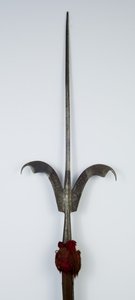 Lancia Friulana (acciaio, legno e tessuto con tracce di doratura)