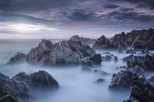 Rocce oceaniche avvolte dalla nebbia