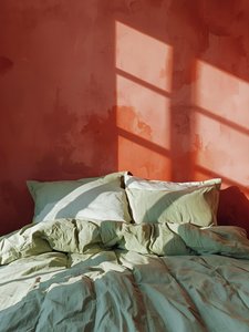 Camera da letto verde inondata di luce da Ohkimiko