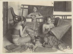 Tre donne indiane che fanno batik da Onnes Kurkdjian
