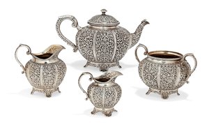 Set da tè in quattro pezzi in repoussé, fine XIX secolo