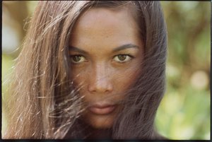 Attrice Nancy Kwan in un servizio fotografico da Orlando Suero