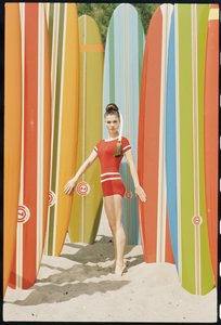 Attrice Wende Wagner con tavole da surf sulla spiaggia di Malibu da Orlando Suero