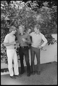 Beau Bridges, Jeff Bridges e Lloyd Bridges nel loro giardino di casa