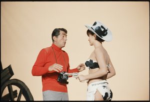 Dean Martin come Matt Helm sul set di 