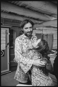 Dennis Hopper e la moglie Michelle Phillips a casa in New Mexico