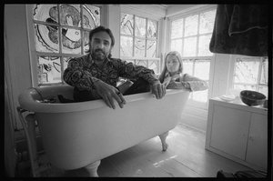 Dennis Hopper e la moglie Michelle Phillips in una vasca da bagno in New Mexico