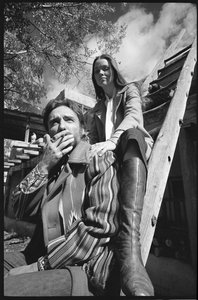 Dennis Hopper e la moglie Michelle Phillips su una scala in New Mexico