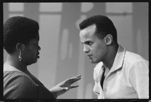 Harry Belafonte con Odetta sul set di uno speciale televisivo