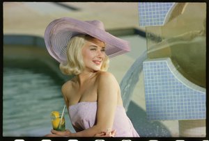 Hope Lange durante un servizio fotografico in piscina da Orlando Suero