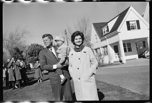 John F. Kennedy con Jackie Kennedy e la figlia Caroline da Orlando Suero