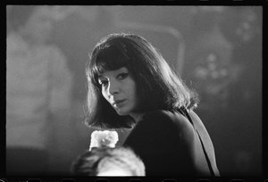 Juliette Greco in un nightclub fumoso