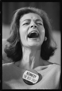 Lauren Bacall con spilla 